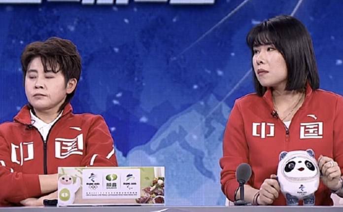 2018年，美国总统为了本身的竞选可以或许胜出，再次启动了登月打算。当世界上第一名黑人宇航员詹姆斯·华盛顿（克里斯托弗·卡比 Christopher Kirby 饰）与火伴踏上月球时，却遭受到了枪弹的攻击。本来，早在1945年纳粹行将战败之时，纳粹的科学家在反重力的研究上获得了庞大的冲破，并在南极的奥秘基地上，将一支纳粹的研究军队奉上了月球，并在月球后背成立起了一个军事基地。在那边，纳粹的科学家不分日夜地研究新手艺、改良兵器，企图在月球上从头成立起军队，反扑地球。华盛顿被俘后，其随身携带的智妙手机被纳粹的科学家以为是启动他们的最终飞船的关头部件，是以掌权的军官阿德勒（戈兹·奥托 Götz Otto 饰）和恋人雷纳特•里切特（茱莉亚·迭泽 Julia Dietze 饰）要求前去地球搜集更多的手机，以便于反扑地球所用。当阿德勒带着华盛顿返回地球以后，一切的成长却与他们打算的有所分歧，一个诡计打算随之睁开……